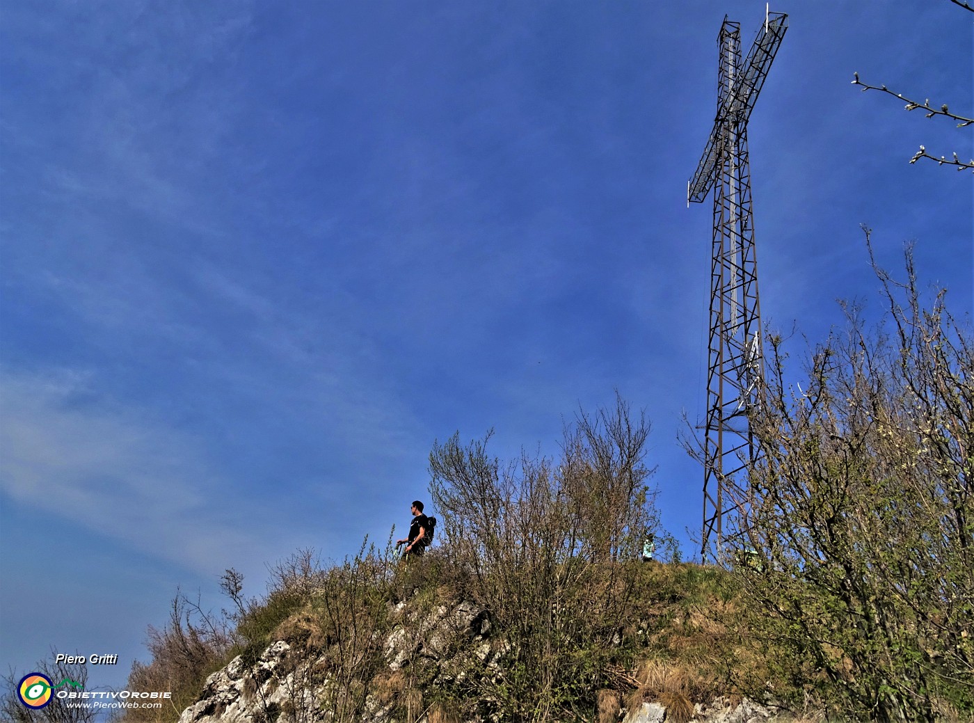 60 Alla alta croce di vetta del Canto Alto (1146 m).JPG